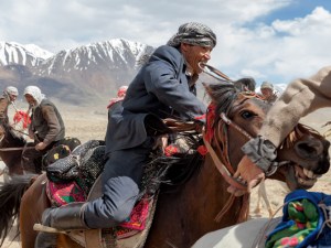 15-kyrgyz-horsemen-buzkashi-670